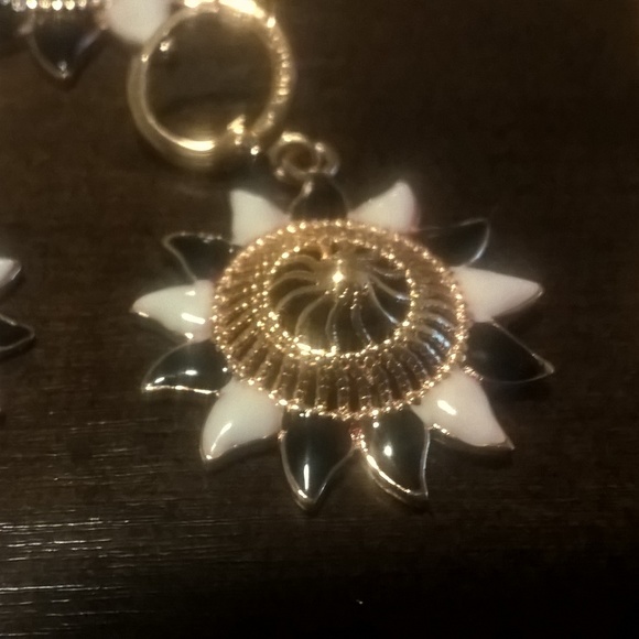 18 K Gold Plated Black & White Enamel Jewelry Set - Picture 3 of 3